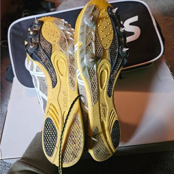 Asics Dynamic Yellow and Black running cleats - Picture 4 of 4